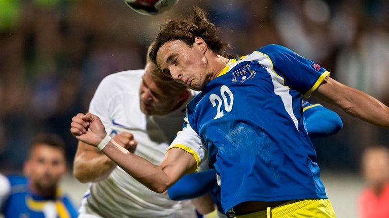 Paulus Arajuuri kamppailee pallosta Kosovon Hekuran Kryeziuta vastaan.