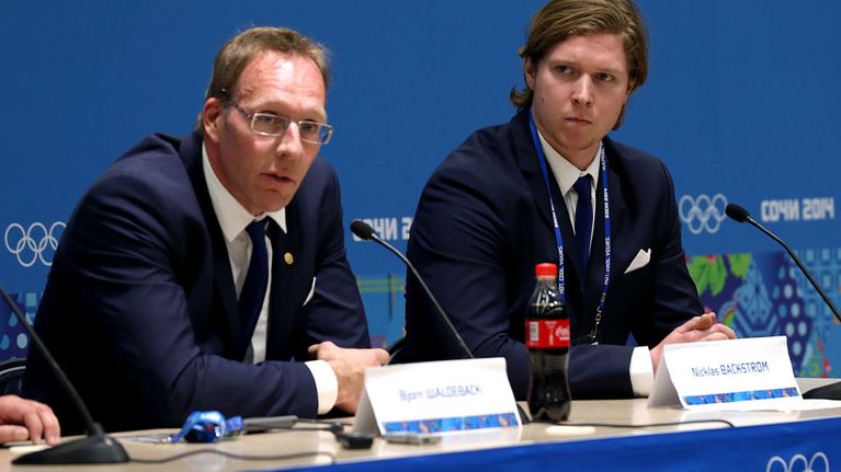 Nicklas Bäckström (oik.) antoi positiivisen dopingnäytteen Sotshin olympiakisoissa. Kuvassa myös Ruotsin joukkueen lääkäri Björn Waldeback.