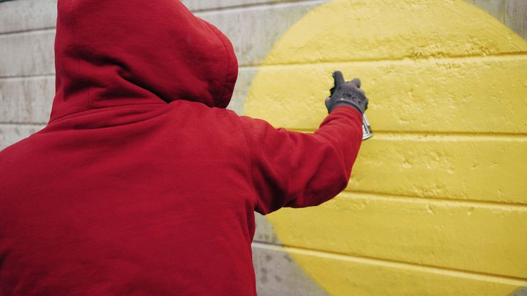 Graffititaiteilija EGS maalaa.