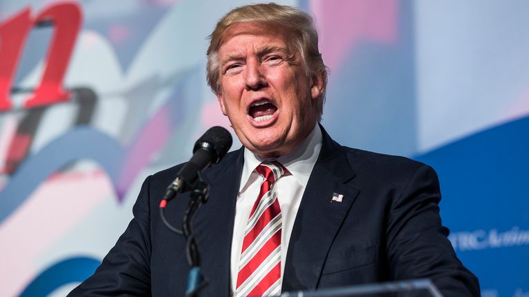 Donald Trump pitää puhetta. 