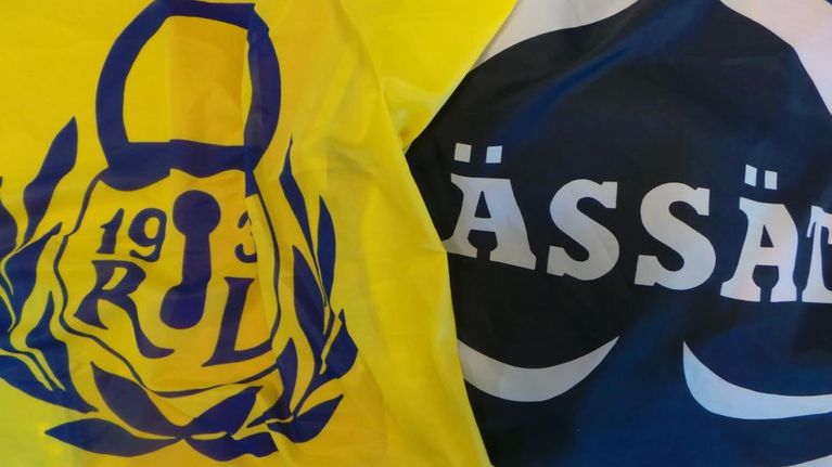 Lukon ja Ässien faniliput vierekkäin