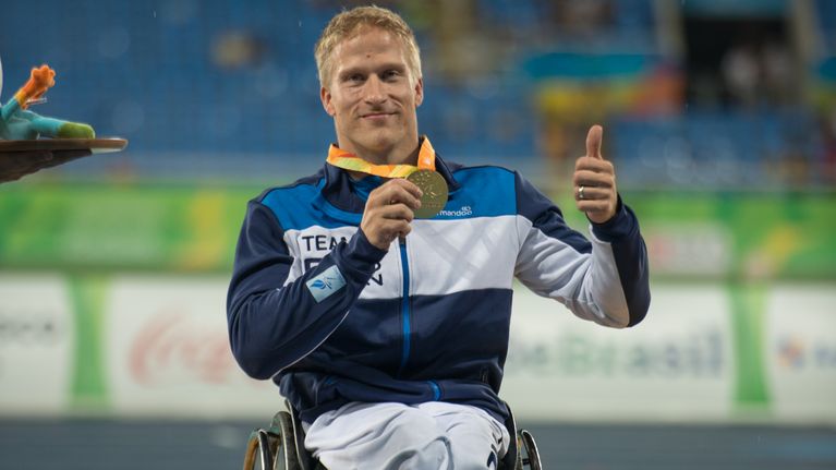 Leo-Pekka Tähti kultamitalikaulassa Riossa