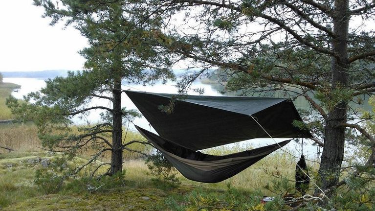 riippumatto puiden välissä