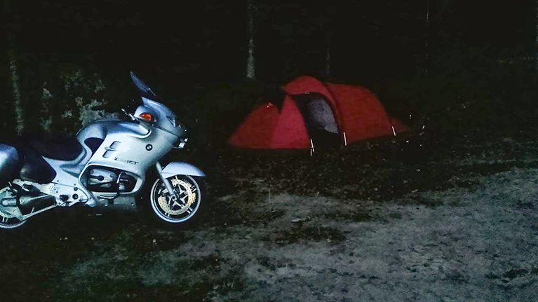 Moottoripyörä ja teltta