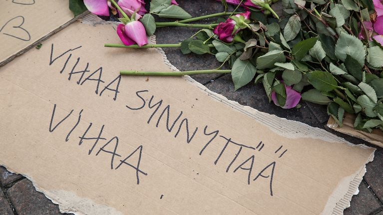 Ihmiset sytyttivät kynttilöitä ja toivat kukkia Helsingin Asema-aukiolle.