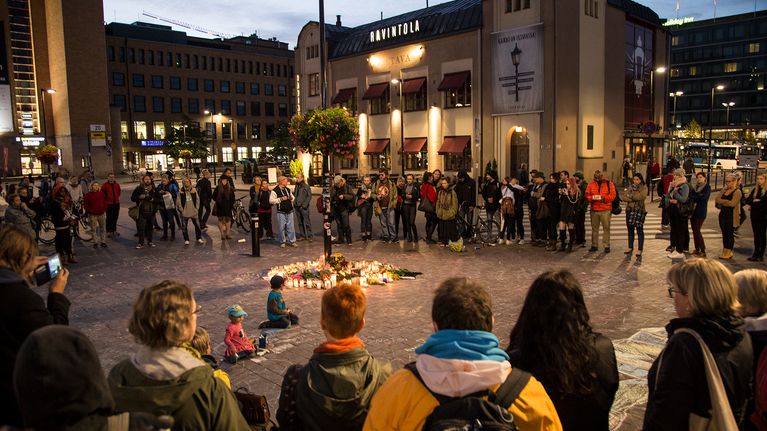 Helsingin Asema-aukiolla järjestettiin muistotilaisuus 18. syyskuuta.