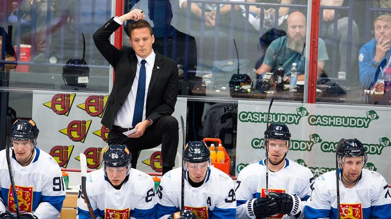 Suomen päävalmentaja Lauri Marjamäki raapii päätään.