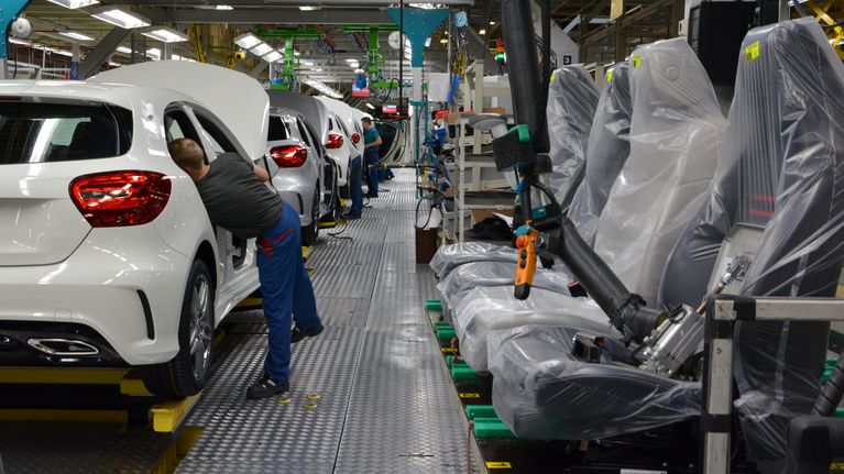 Mercedes-Benzin A-sarjan autojen valmistusta Uudenkaupungin autotehtaalla. UUSIKAUPUNKI