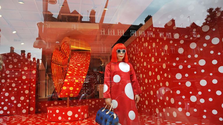 Yayoi Kusamaa esittävä nukke Louis Vuittonin liikkeen ikkunassa Lontossa elokuussa 2012.