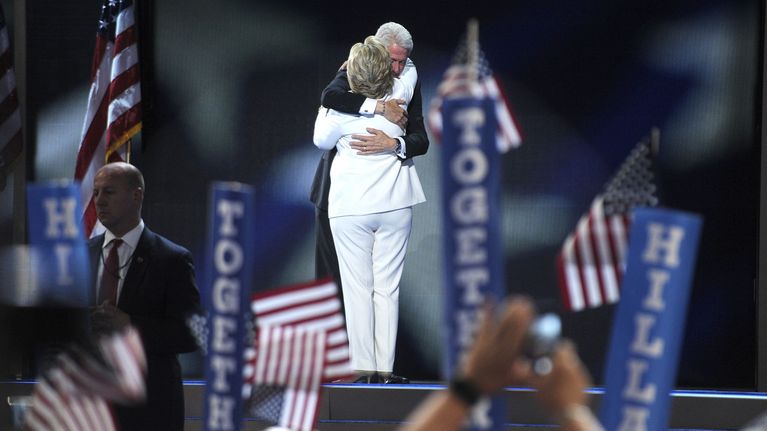 Bill Clinton ja Hillary Clinton Demokraattien kokouksessa 2016