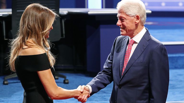 Myös Melania Trump ja Bill Clinton kättelevät ennen ensimmäistä presintenttiväittelyä 2016.
