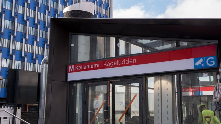 Keilaniemen metroaseman uloskäynti.