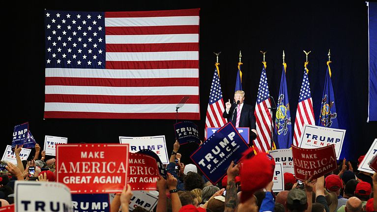 Donald Trump puhujapöntössä.