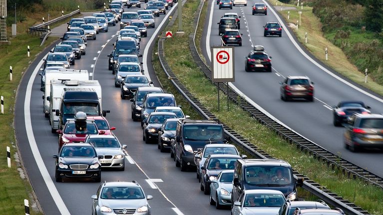 Ruuhkautuneita autoja moottoritiellä Etelä-Saksassa
