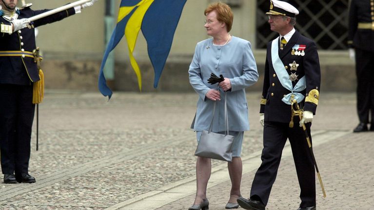 Tarja Halonen ja Ruotsin kuningas Kaarle Kustaa Halosen valtiovierailulla Tukholmassa 2.5.2000.