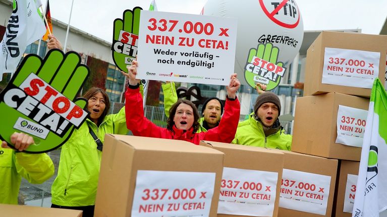 Saksalaismielenosoittajat pitävät CETA-kauppasopimusta vastustavia banderolleja.