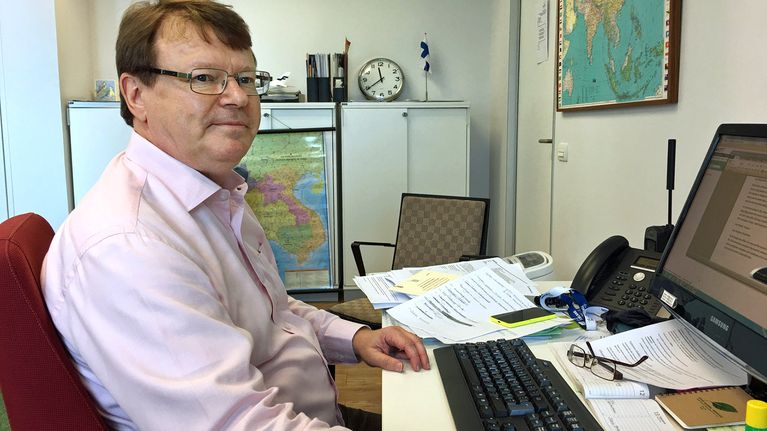 Kuvassa konsuli Raimo Pahkasalo Suomen Thaimaan-suurlähetystössä. 