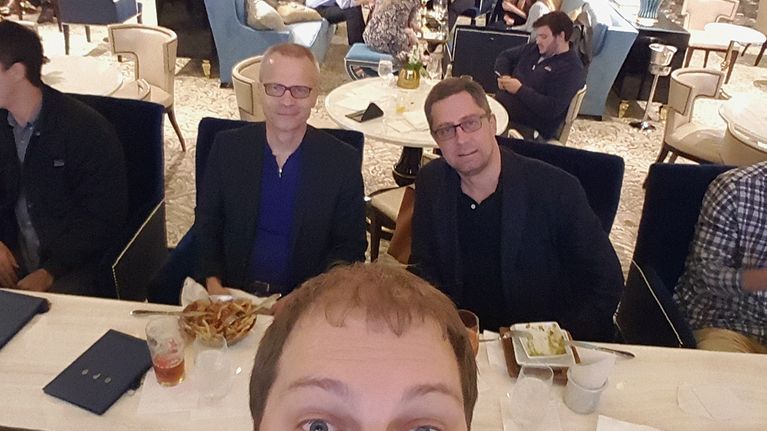 Ylen ulkomaantoimittajat Mika Hentunen ja Antti Kuronen Trumpin hotellin baariravintolassa. 