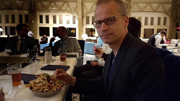 Ulkomaantoimittaja Mika Hentunen syö parmesanranskalaisia Trumpin hotellissa Washingtonissa.