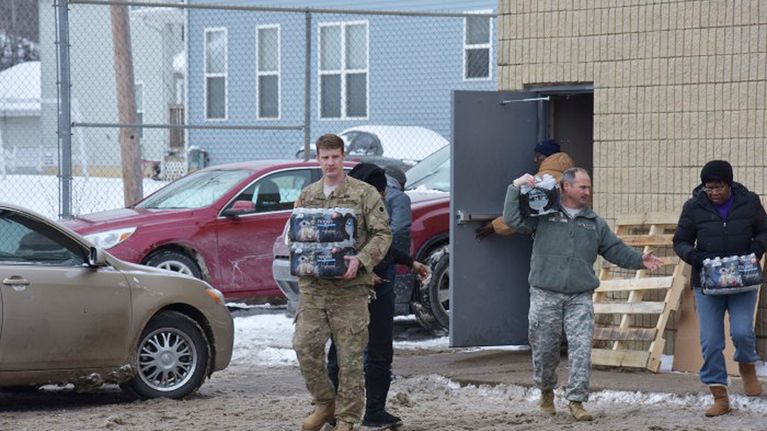 Tammikuussa 2016 Flintin kaupungissa Michiganissa hamstrattiin pullovettä, kun vesijohtovedessä oli todettu korkeita lyijypitoisuuksia.