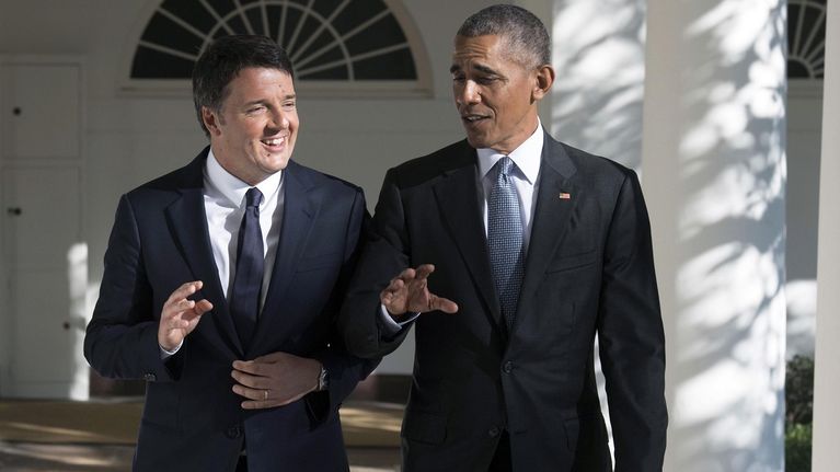 Italian pääministeri seisoo Obaman vieressä ja hymyilee. Obama on virnuilevan näköinen. 