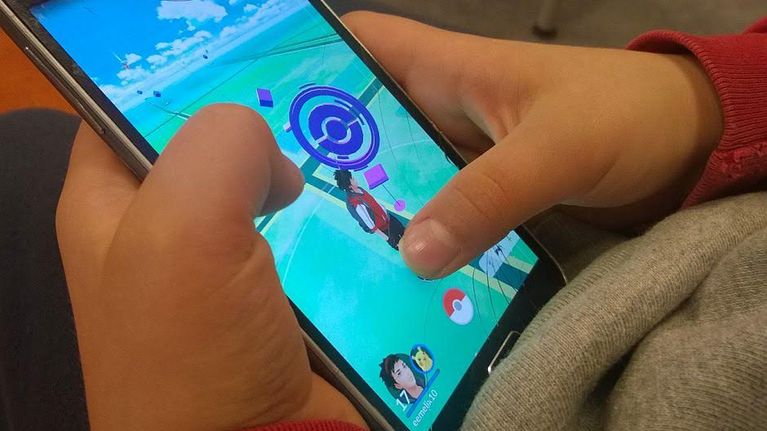 Pikkupoika pelaa Pokemon Gota.