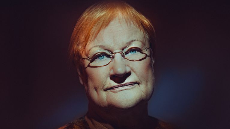 Presidentti katsoo suoraan kameraan.