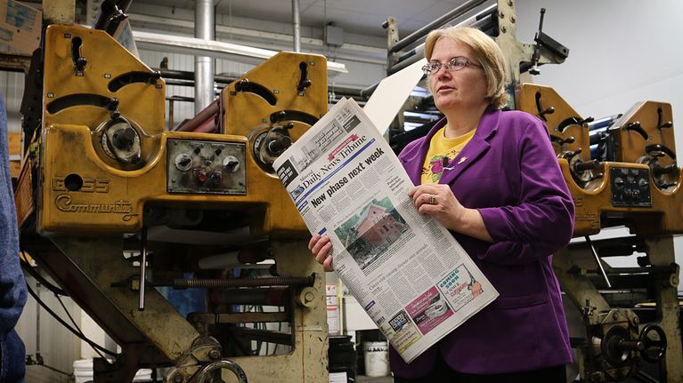 Mineral Daily News-Tribunen päätoimittaja Liz Beavers.