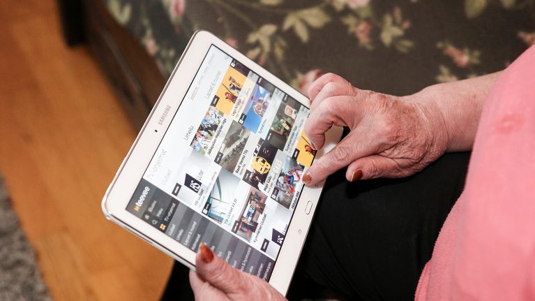 Seniori tabletin kanssa.