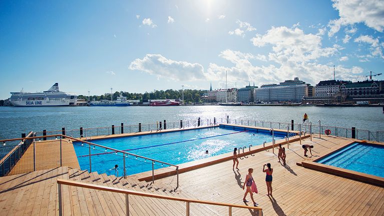 ihmisiä altaan reunalla