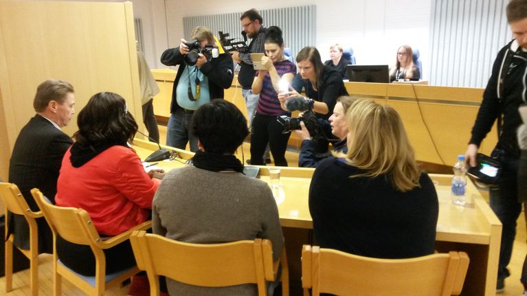 Media ottaa kuvia Oulun käräjäoikeuden istuntosalissa lokakuussa 2016. Taustalla käräjätuomari.