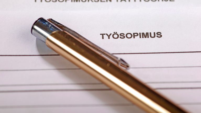 Työsopimus ja mustekynä.