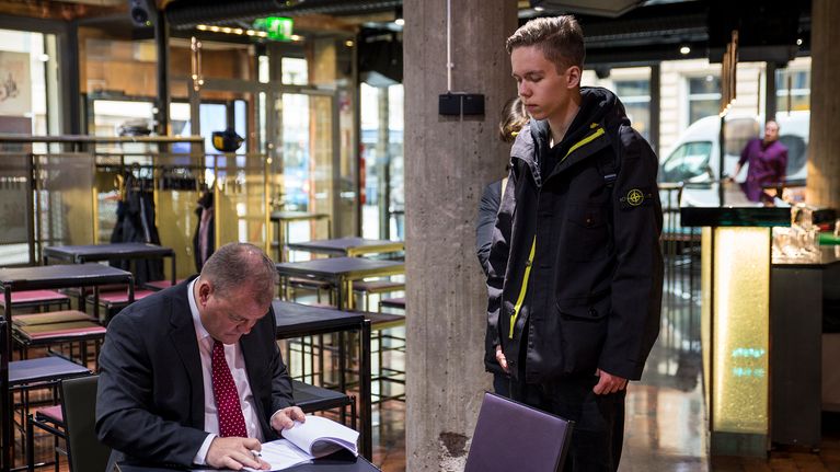 osakkeenomistaja saapumassa Radio Helsingin ylimääräiseen yhtökokoukseen