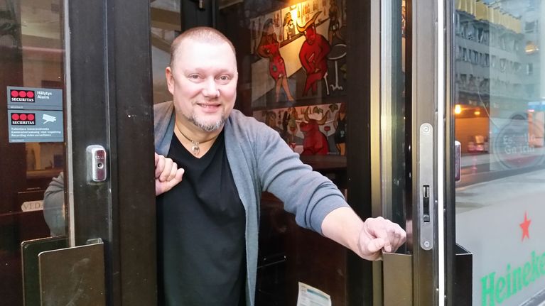 Sami Lappalainen ravintolan ovella