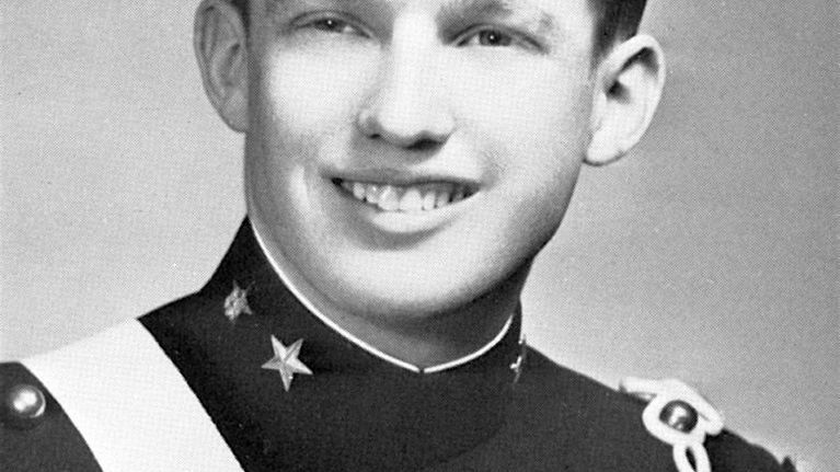 Donald Trump New Yorkin sotilasakatemian vuosikirjassa vuonna 1964.