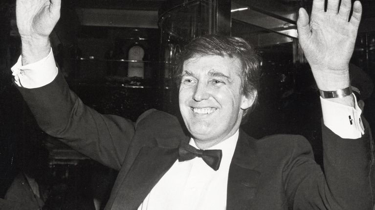 Donald Trump juhli kirjansa The Art of The Deal julkaisua New Yorkissa vuonna 1987.