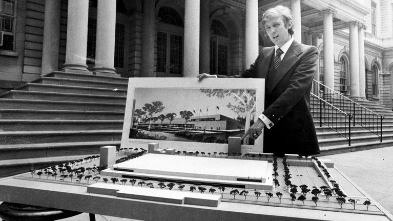 Trump esittelee 34th Street Convention Center -suunnitelmaa vuonna 1977.