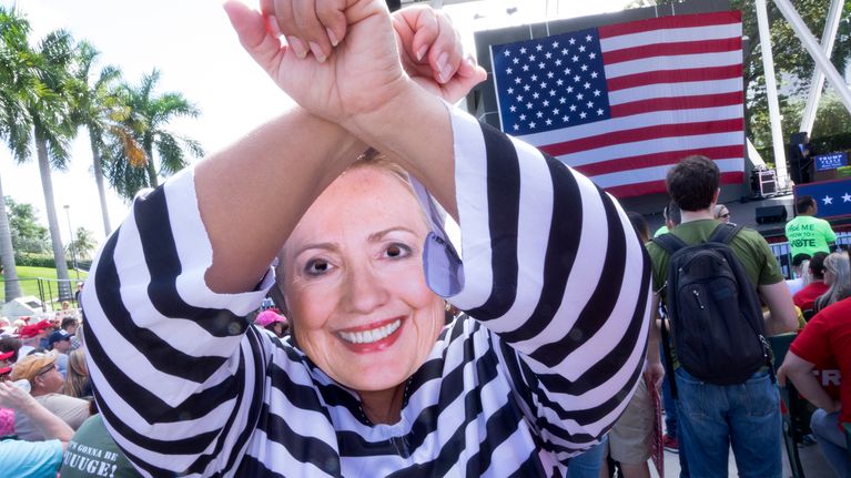 Trumpin kannattaja puheutuneena vangituksi Hillary Clintoniksi Trumpin vaalitilaisuudessa Miamissa marraskuussa 2016.