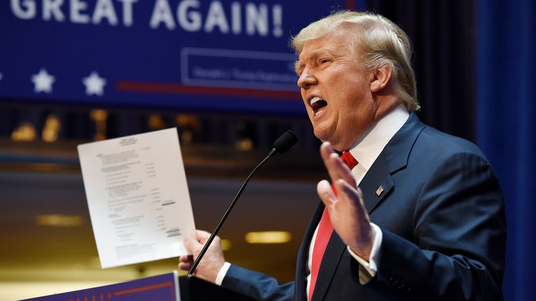 Donald Trump heiluttaa varallisuuttaan esittelevää paperia ilmoittaessaan pyrkivänsä Yhdysvaltain presidentiksi Trump Towerissa, New Yorkissa, 16. kesäkuusa 2015.
