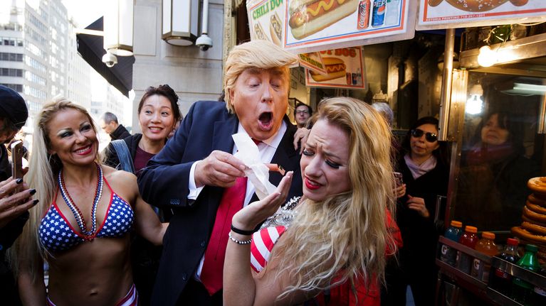 Donald Trumpin imitoija mielenosoituksessa Trump Towerin edustalla New Yorkissa lokakuussa 2016.