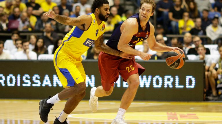 Barcelonan Petteri Koponen (oik.) Euroliigan ottelussa Maccabi Tel Avivia vastaan.