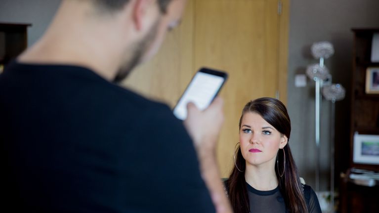 Saara Aalto odottaa haastattelutilanteessa ohjeita X Factorin tuotantotiimin jäseneltä.