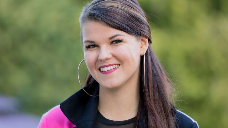 Saara Aalto X Factor -talon pihalla.