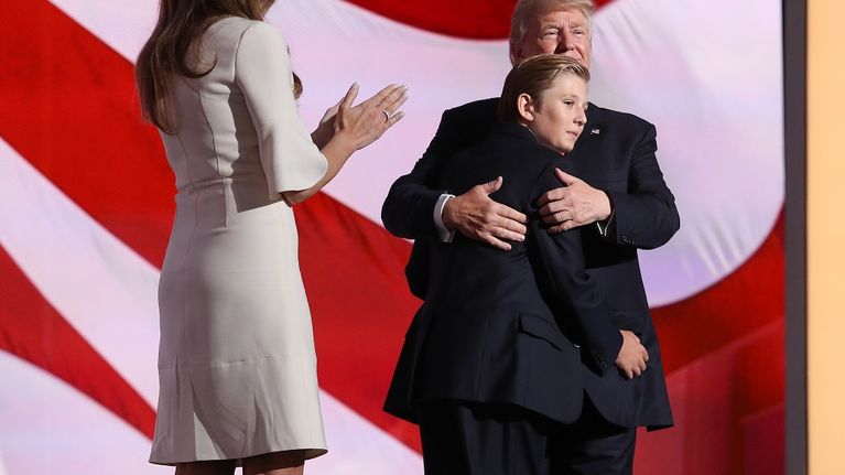 Donald Trumpin vaimonsa Melanian ja poikansa Trumpin kanssa Clevelandissa Ohiossa republikaanien puoluekokouksessa heinäkuussa.