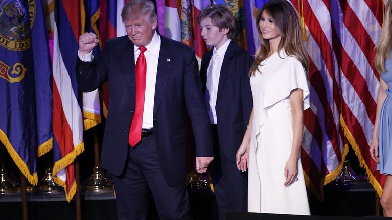 Donald Trump perheensä kanssa vaalivalvojaisissa New Yorkissa.