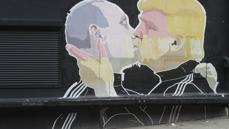 Vladimir Putinia ja Donald Trumpia esittävä seinämaalaus Vilnassa Liettuassa.