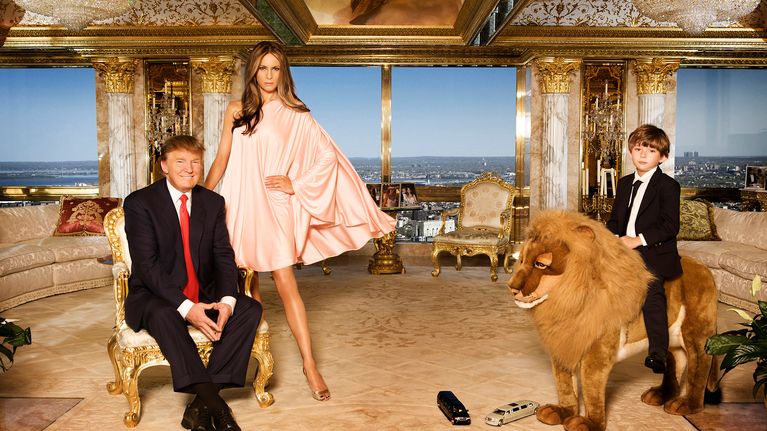 Donald ja Melania Trump sekä heidän poikansa Barron poseeraavat kuvaajalle kotonaan.