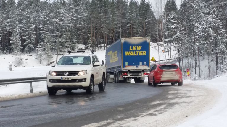 Liikennettä valtatie kuudella.