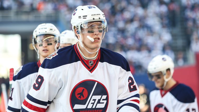 Patrik Laine pureskelee hammassuojia NHL:n ulkoilmaottelussa Winnipegin paidassa.