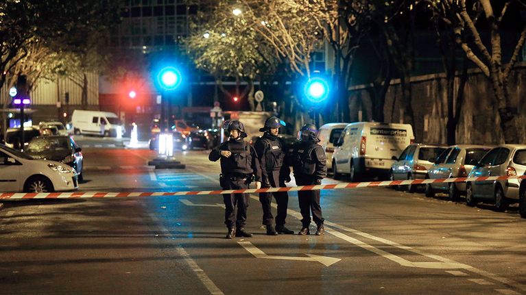 kadun sulkeva poliisien nauha ja kolme poliisia